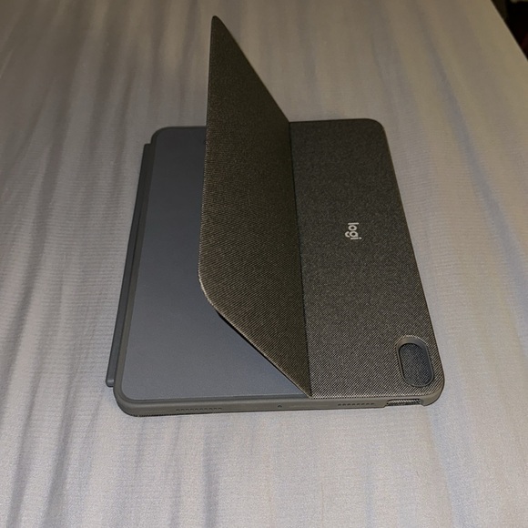 LOGI-Tech Combo Touch Keyboard Case for IPad 10.9, detachable Backlit Keyboard - Picture 3 of 5